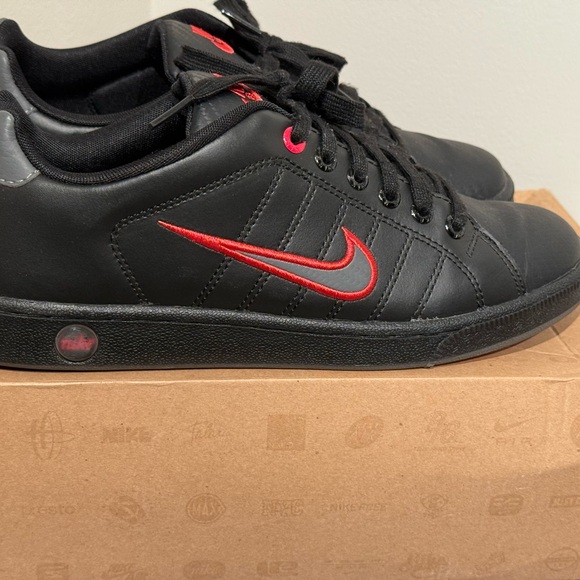 Nike Women's Black Sneakers with Red Accents - Picture 1 of 2